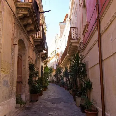 La Via Della Giudecca 3*